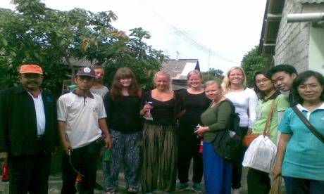 Mahasiswa SWEDIA melaksanakan PSN di Kelurahan Kesiman