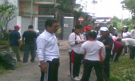 AWALI TAHUN 2014 KELURAHAN KESIMAN ADAKAN KERJABAKTI DI BUAJI ANYAR