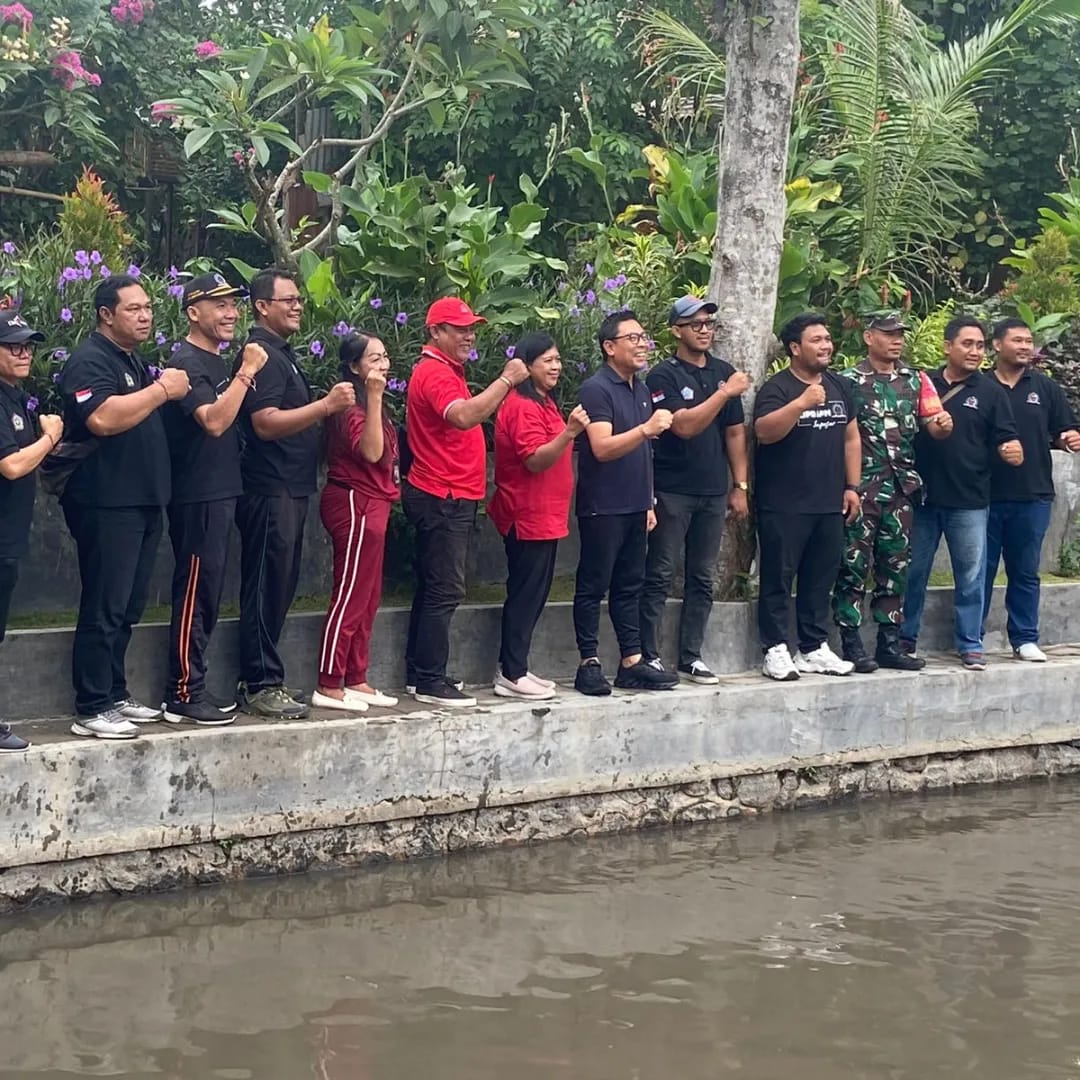 Penebaran Benih Ikan di Tukad Lilaulangun Kelurahan Kesiman