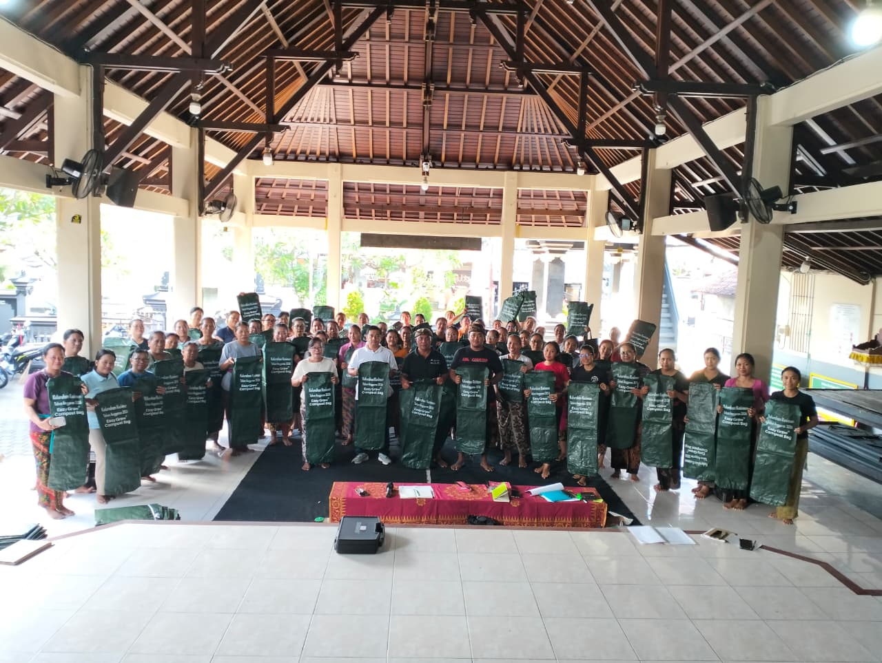 Pembagian Bag Komposter di Kelurahan Kesiman